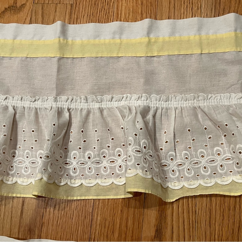Vintage white ruffled eyelet curtains w pale yellow trim - Picture 14 of 16